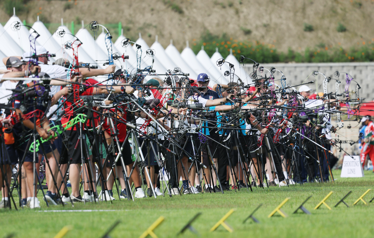 Archers compete in the men’s individual compound qualification round at the 2025 World Archery Championships in Gwangju, Saturday. (Yonhap)