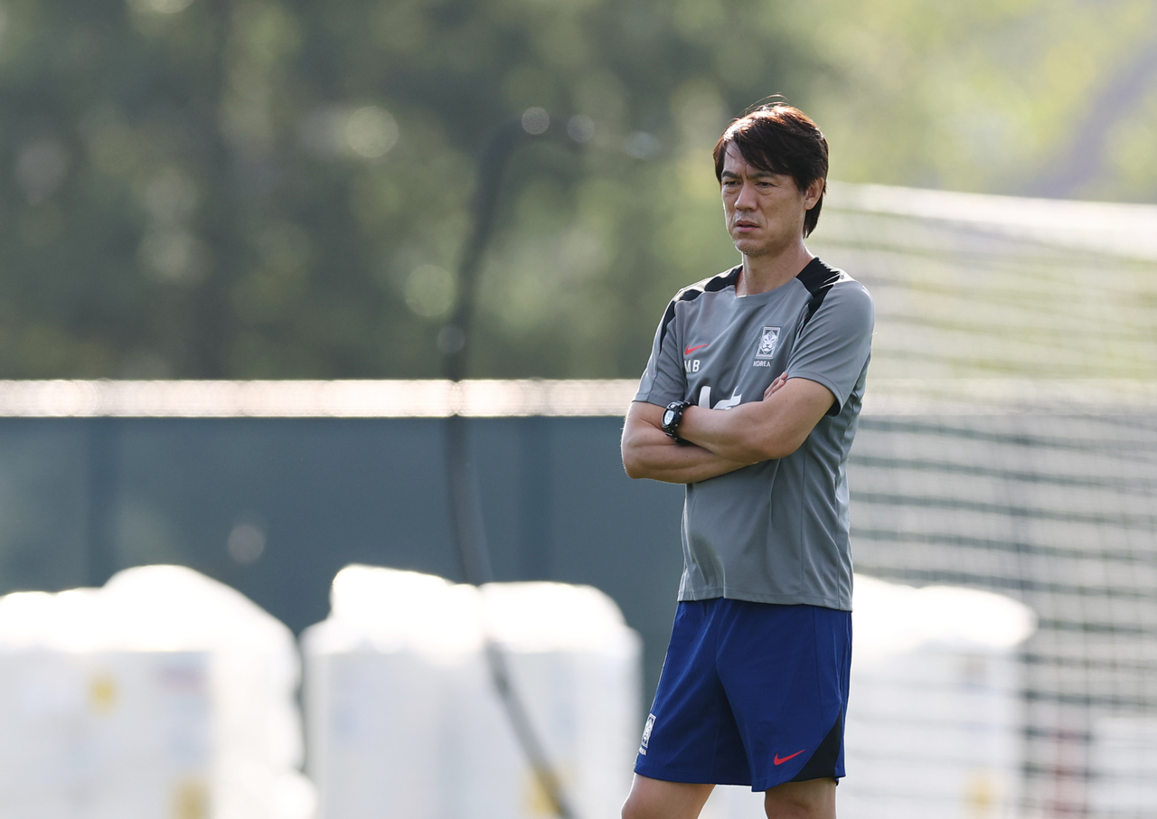 Hong Myung-bo, head coach of the South Korean men's national football team, watches his players during a training session at Icahn Stadium in New York on Thursday. (Yonhap)