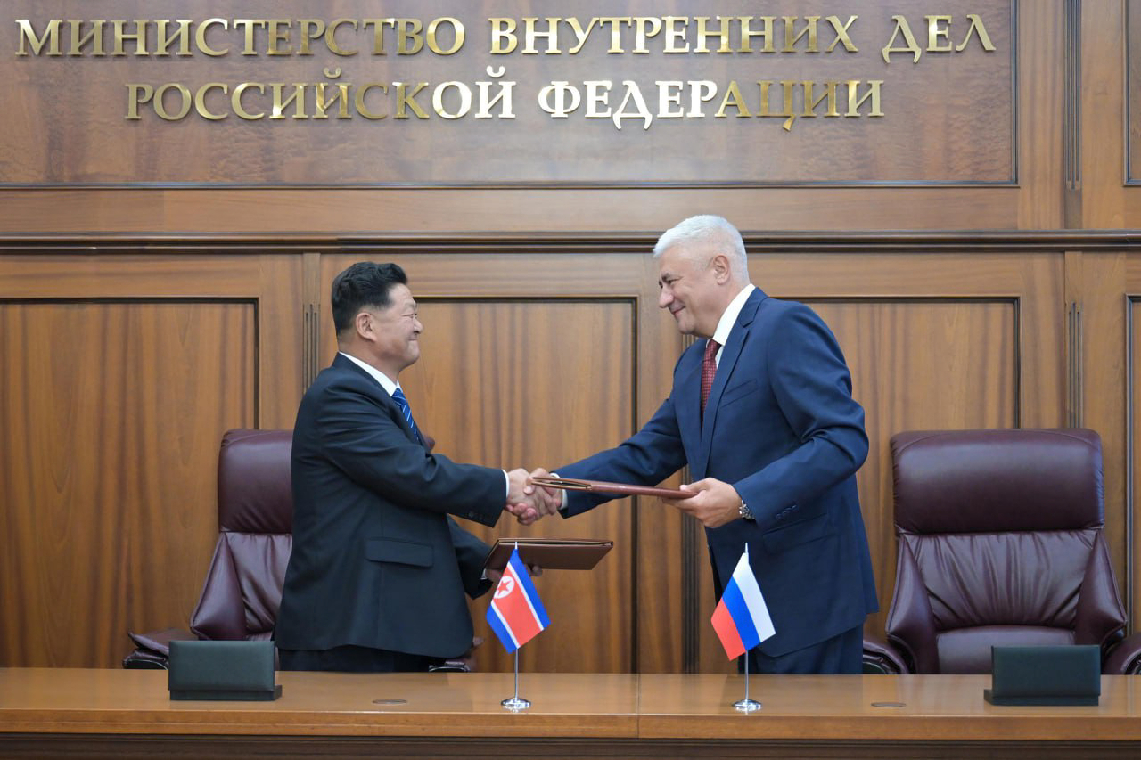 North Korean Public Security Minister Pang Tu-sop (left) meeting with Vladimir Kolokoltsev, Russia's minister of internal affairs in Moscow, Tuesday. (Yonhap)