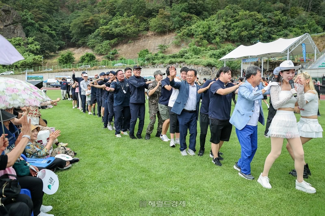 축하공연에 나선 앵두걸스가  기관단체장과 함께 운동장을 돌고 있다[사진=김성권 기자]