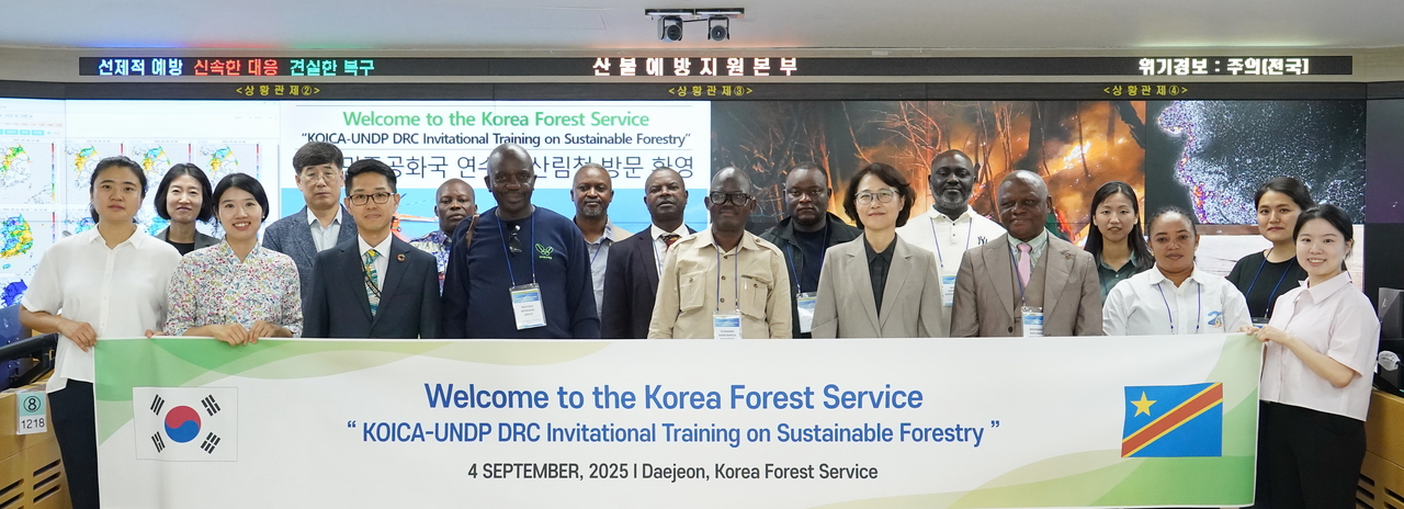 A Congolese delegation is greeted by Korea Forest Service officials during their visit to the KFS Central Forest Disaster Control Center in Daejeon on Thursday. Fourth from right is KFS Deputy Minister Lee Mi-ra, and to her right is Toirambe Bamoninga Benjamin, secretary-general of Congo’s Ministry of the Environment and Sustainable Development. (KFS)
