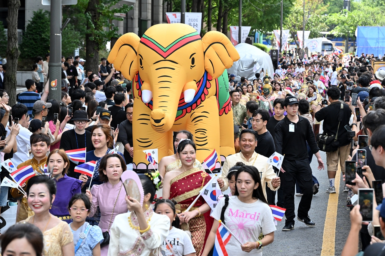 A giant inflatable elephant leads part of the Sawasdee Seoul Thai Festival 2025 parade on Saturday, as Thai residents and Korean participants march together holding national flags. (Im Se-jun/The Korea Herald)