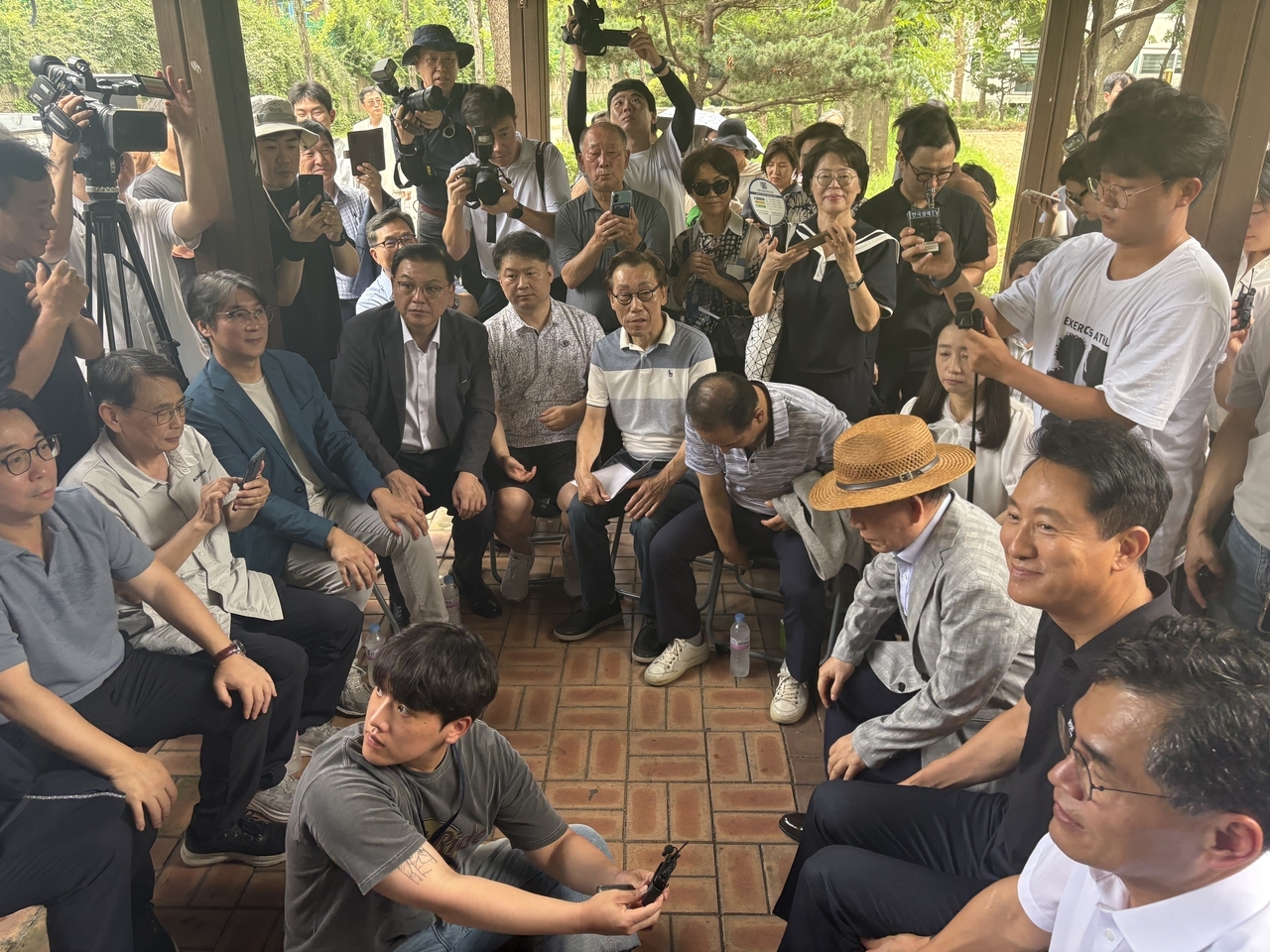 7월 30일 서울 토토사이트 메인 디자인 목동6단지 아파트 단지에서 오세훈 시장과 조합·주민 관계자들이 대화를 나누는 모습. 정주원 기자