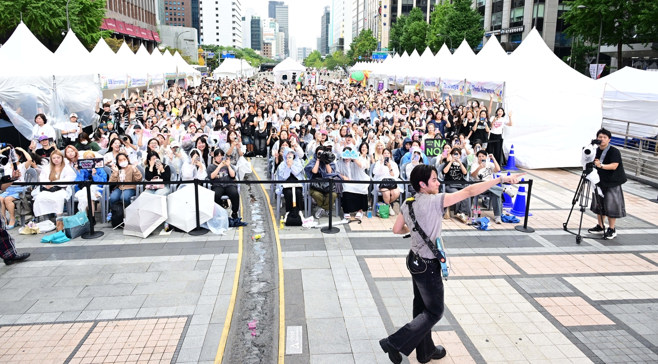 Fans respond with signs and cheers as Thai T-pop star Nanon gestures to the crowd during his Saturday set at the Sawasdee Seoul Thai Festival 2025 in Seoul. (Lee Sang-sub/The Korea Herald)