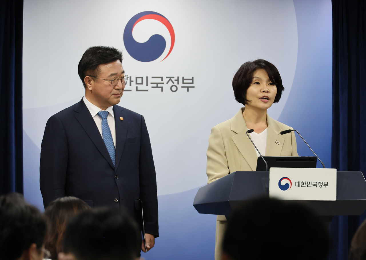 Interior Minister Yun Ho-jung, left, and Democratic Party of Korea Policy Committee Chair Rep. Han Jeong-ae speak at a press conference at the Government Complex Seoul on Sunday, announcing the outcome of the third high-level party–government consultation and details of the government reorganization plan. Yonhap