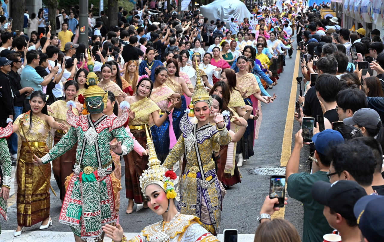 Dancers in ornate Thai costumes and Khon-style masks lead a cultural parade through Cheonggye Plaza in Seoul on Saturday during the Sawasdee Seoul Thai Festival 2025, one of the event’s most anticipated spectacles. (Im Se-jun/The Korea Herald)
