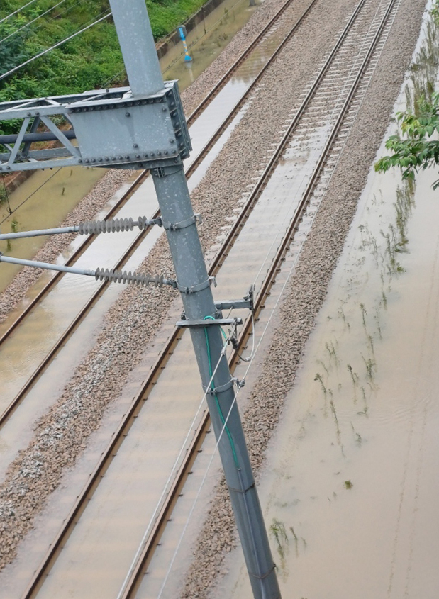 The railroad between Iksan Station and Jeonju Station in North Jeolla Province is flooded due to heavy rain on Sunday. (Yonhap)