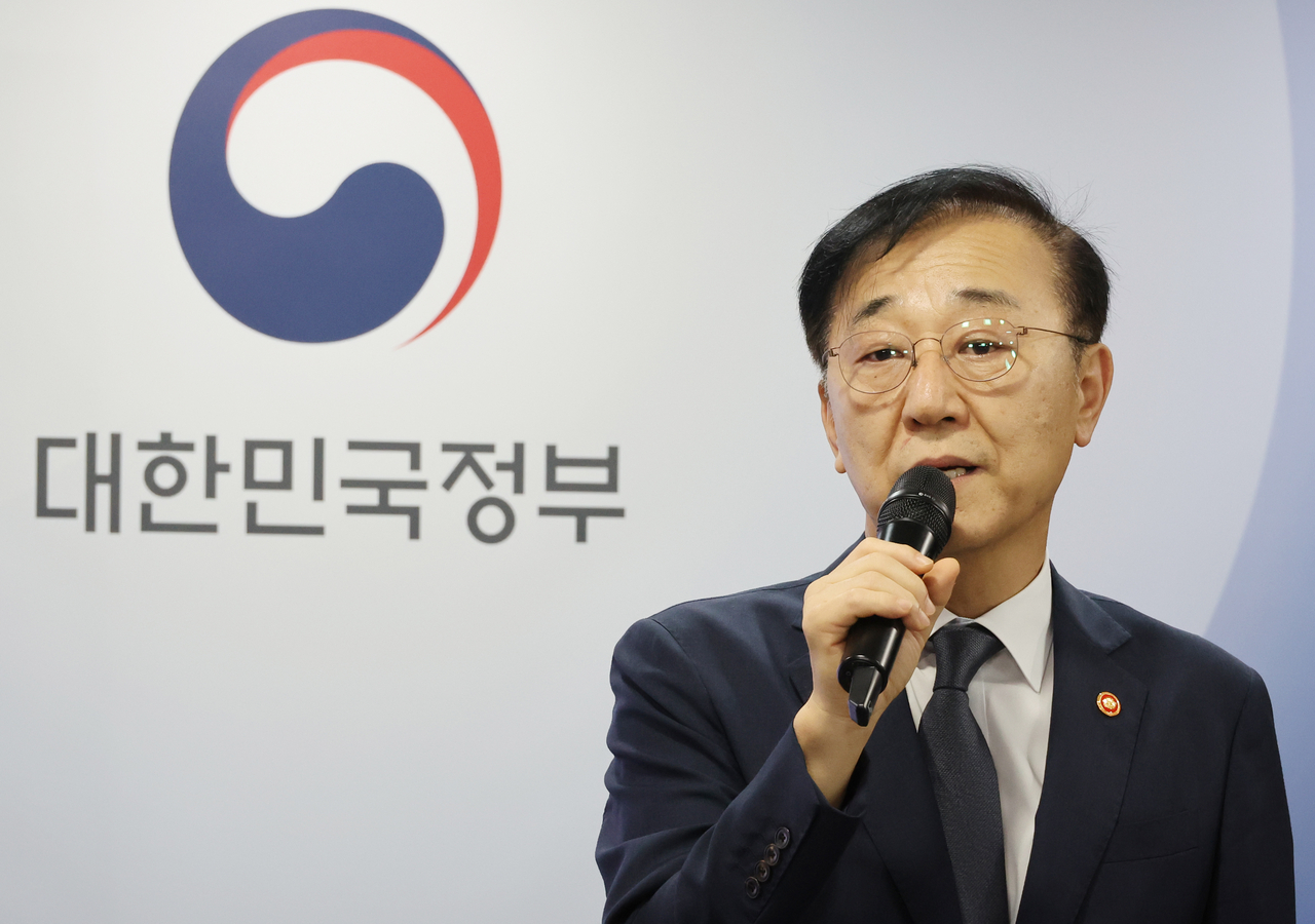 Land Minister Kim Yoon-duk speaks at a press briefing on housing supply measures at the government complex in Seoul on Sunday. (Newsis)