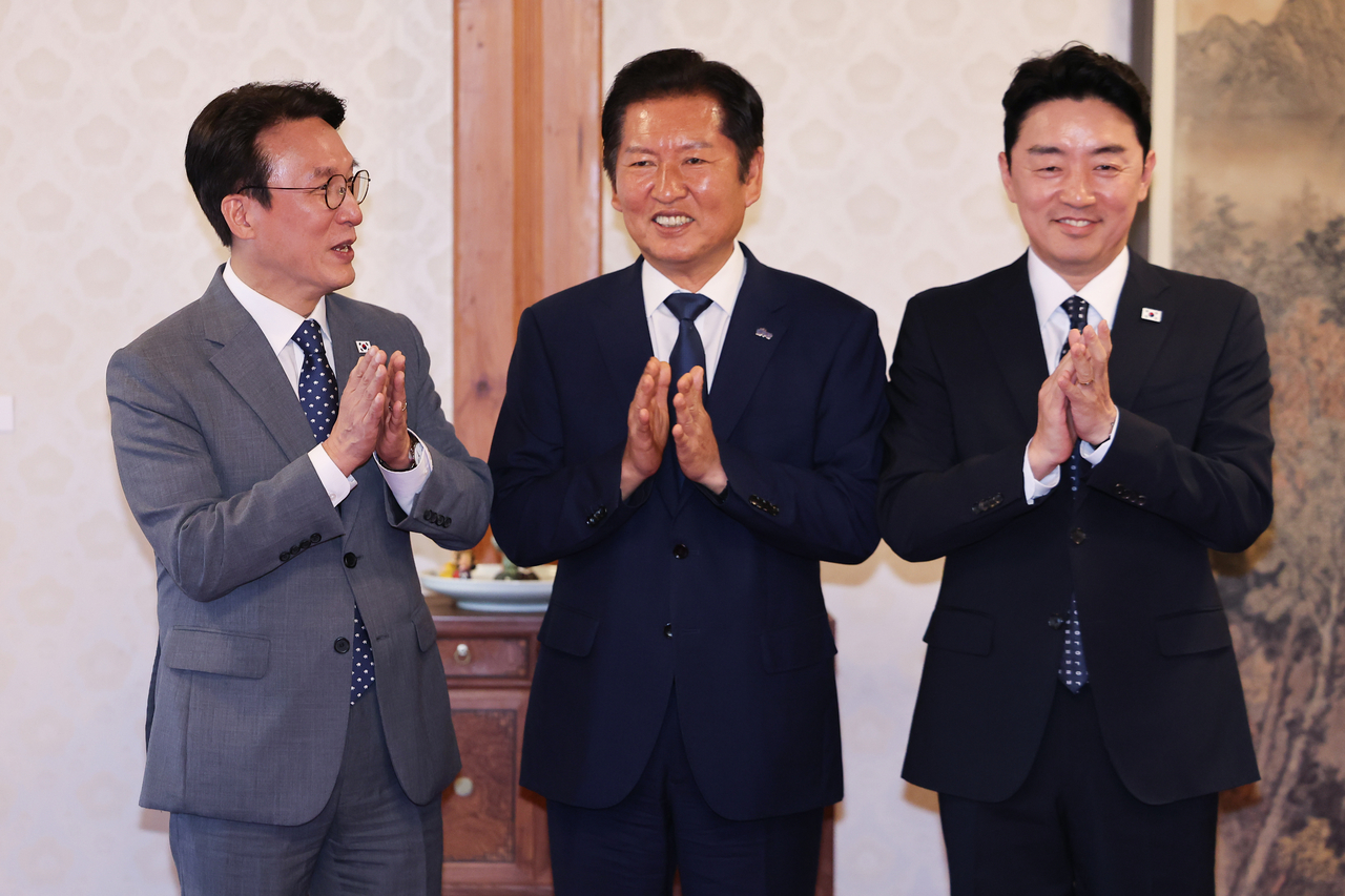 Prime Minister Kim Min-seok (left) poses for a photo with Democratic Party leader Rep. Chung Cheong-rae (center) and Presidential Chief of Staff Kang Hoon-sik during a high-level ruling–opposition policy meeting at the prime minister’s residence in Samcheong-dong, central Seoul, on Aug. 10. (Yonhap)
