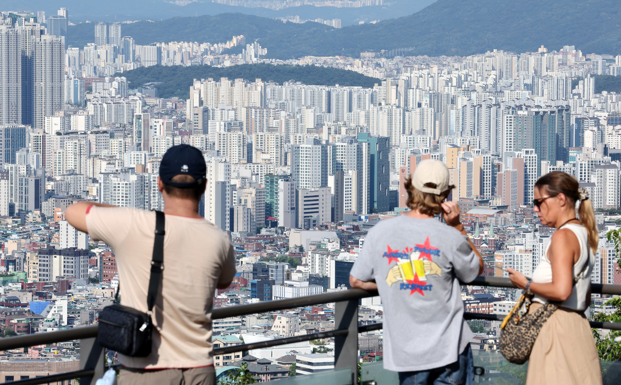 21일 서울 남산에서 바라본 아파트 등 모습. [연합]