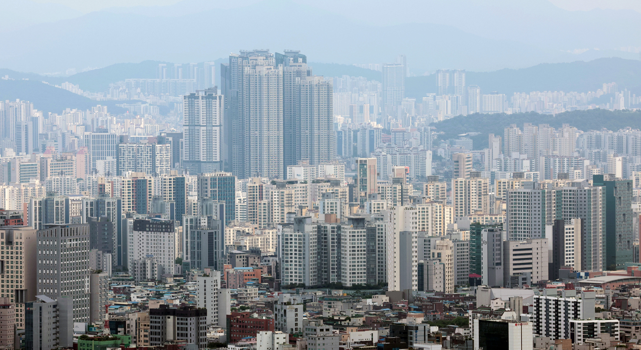 서울 남산에서 바라본 시내 모습. [연합]