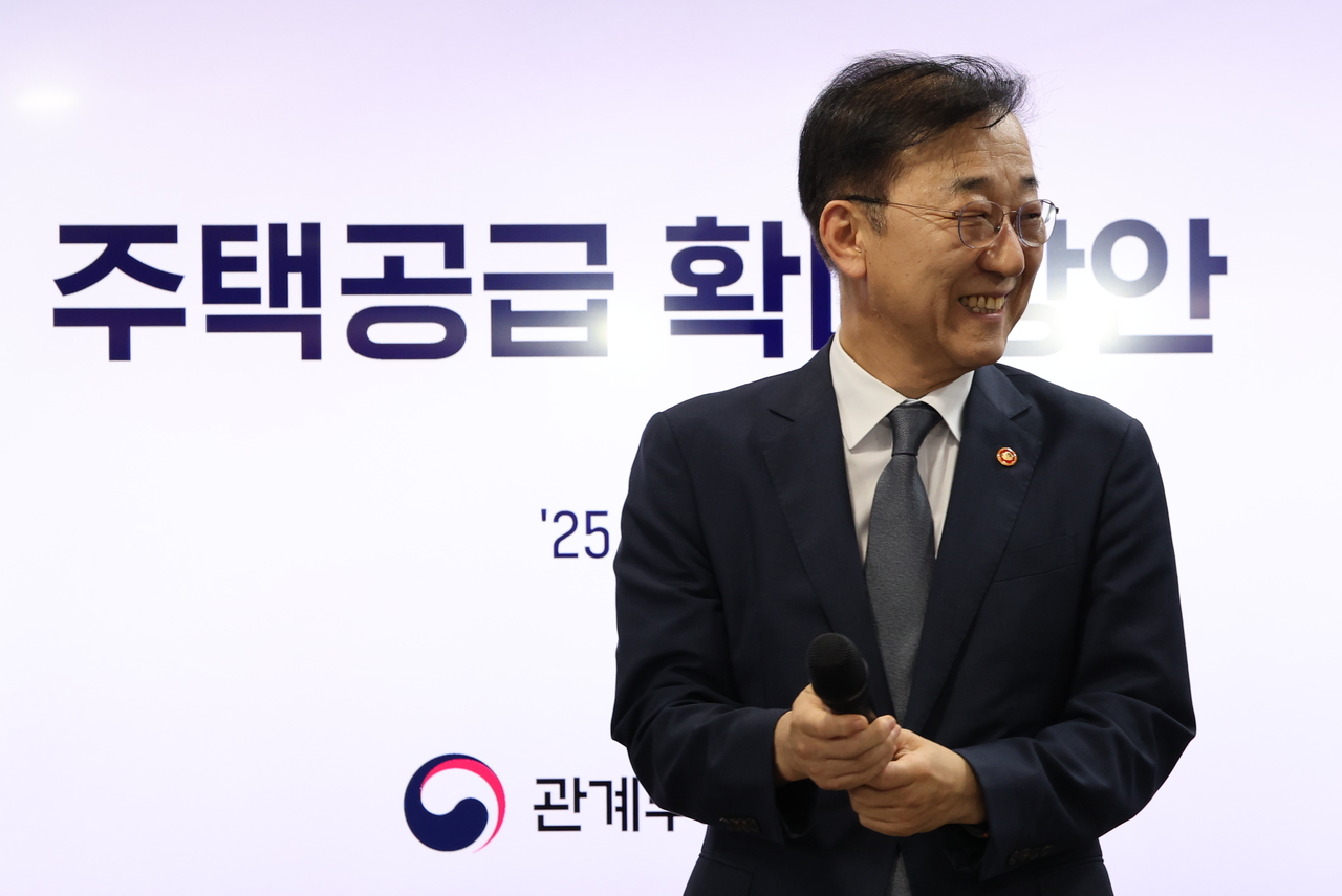 김윤덕 국토교통부 장관이 7일 정부서울청사에서 레고토토 주택공급 확대방안 브리핑에 앞서 마이크를 들고 있다. [연합]
