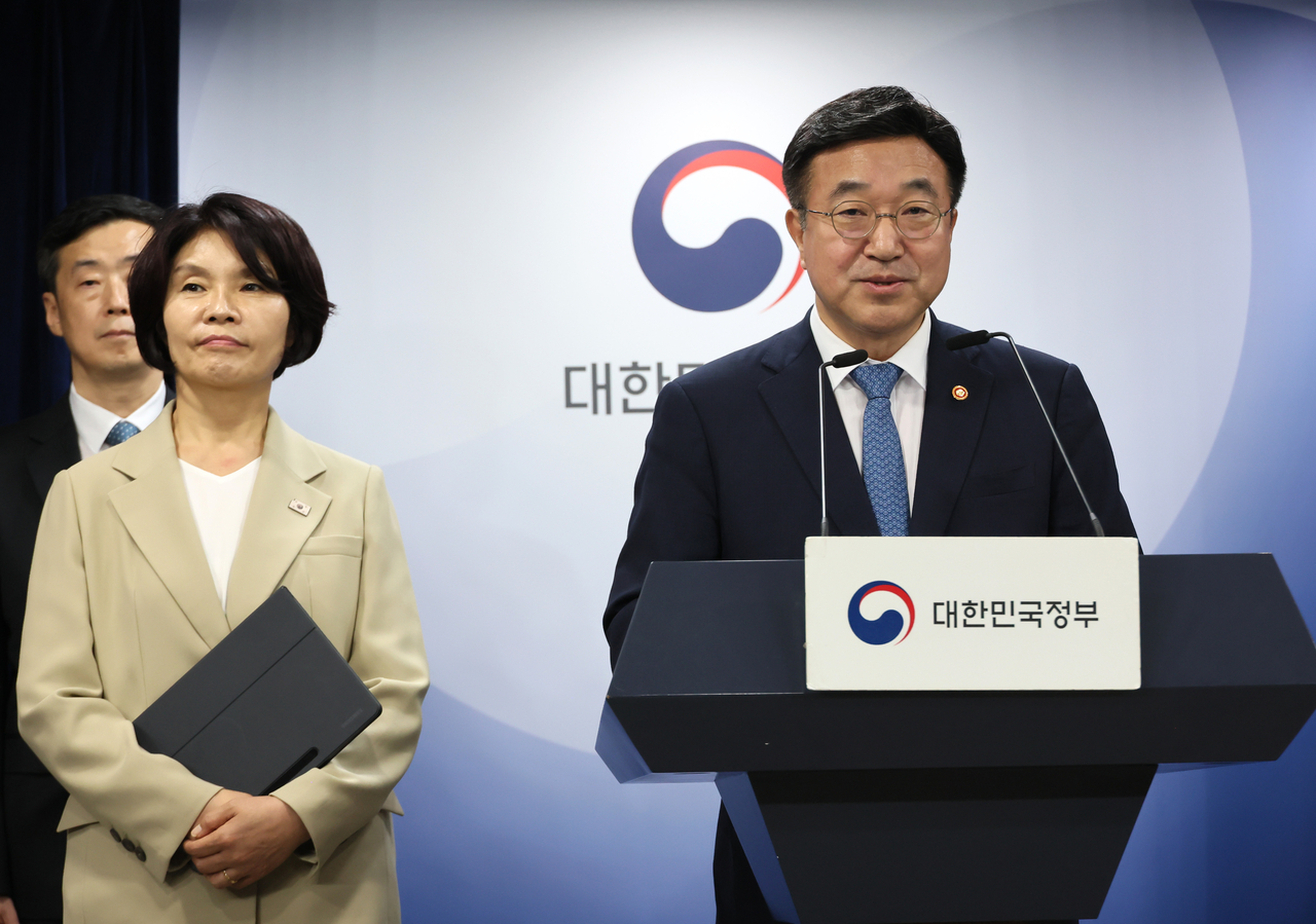 윤호중 행정안전부 장관과 한정애 더불어민주당 정책위의장이 7일 서울 종로구 정부서울청사에서 제3차 고위당정협의회 결과 및 정부조직 개편 방안에 대해 발표하고 있다.[연합]