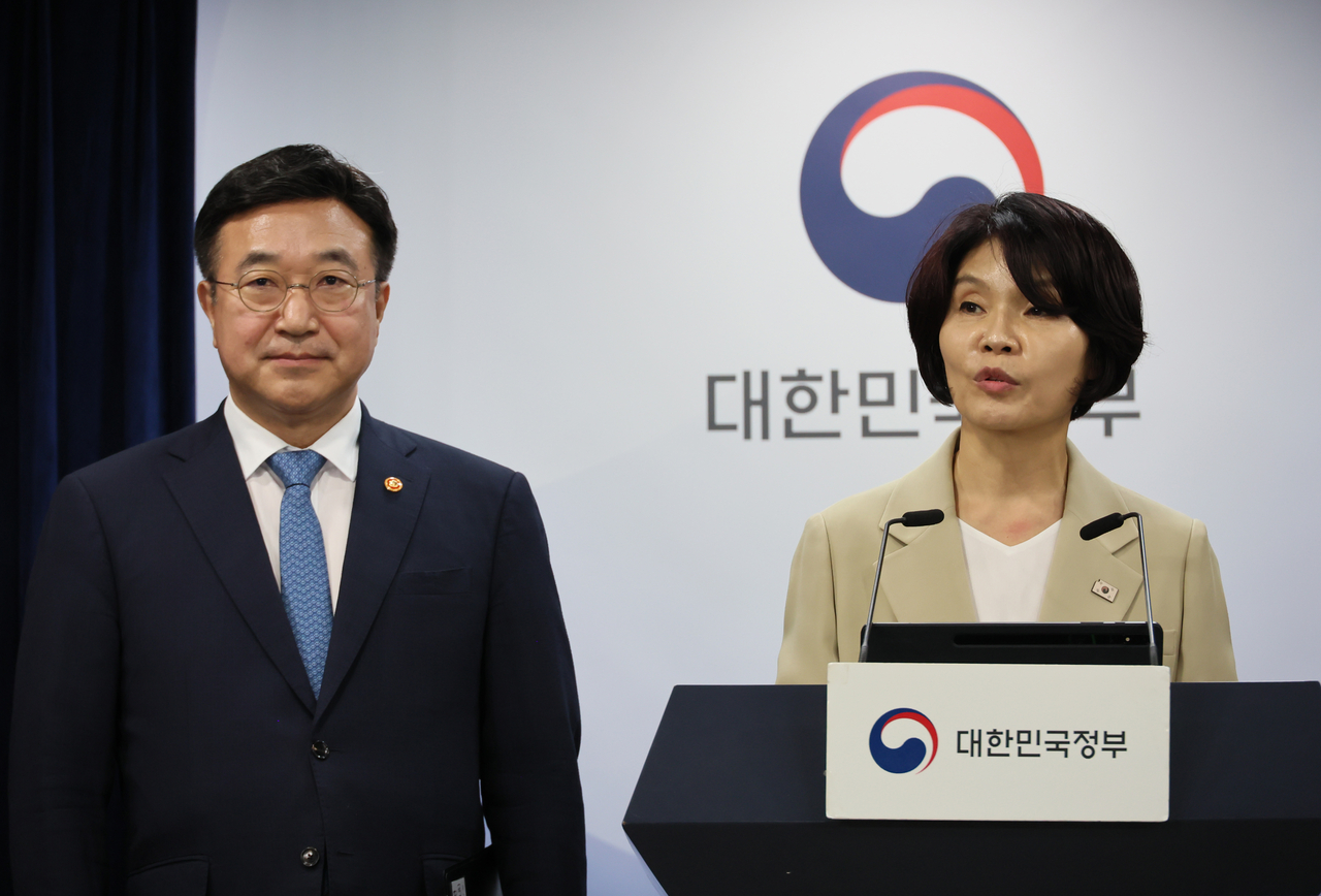 윤호중 행정안전부 장관과 더불어민주당 한정애 정책위의장이 7일 서울 종로구 정부서울청사에서 제3차 고위당정협의회 결과 및 정부조직 개편 방안에 대해 발표하고 있다. <연합뉴스>