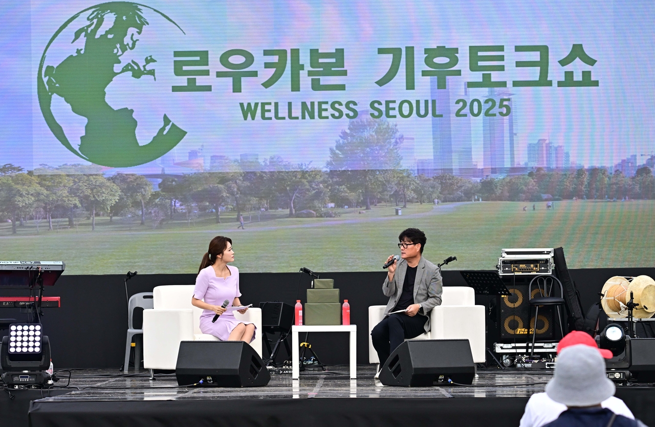 LowCarbon CEO Lee Chul speaks at a climate talk during Wellness Seoul 2025 at Dream Forest on Sunday. (Lee Sang-sub/The Korea Herald)