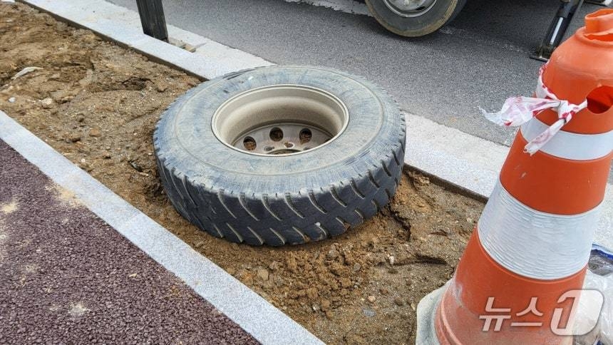This photo distributed by Gyeonggi Province's rescue authorities shows a wheel that came off a 25-ton truck on May 5 and hit pedestrians, including a high school student. (Gyeonggi Fire and Disaster Headquarters)