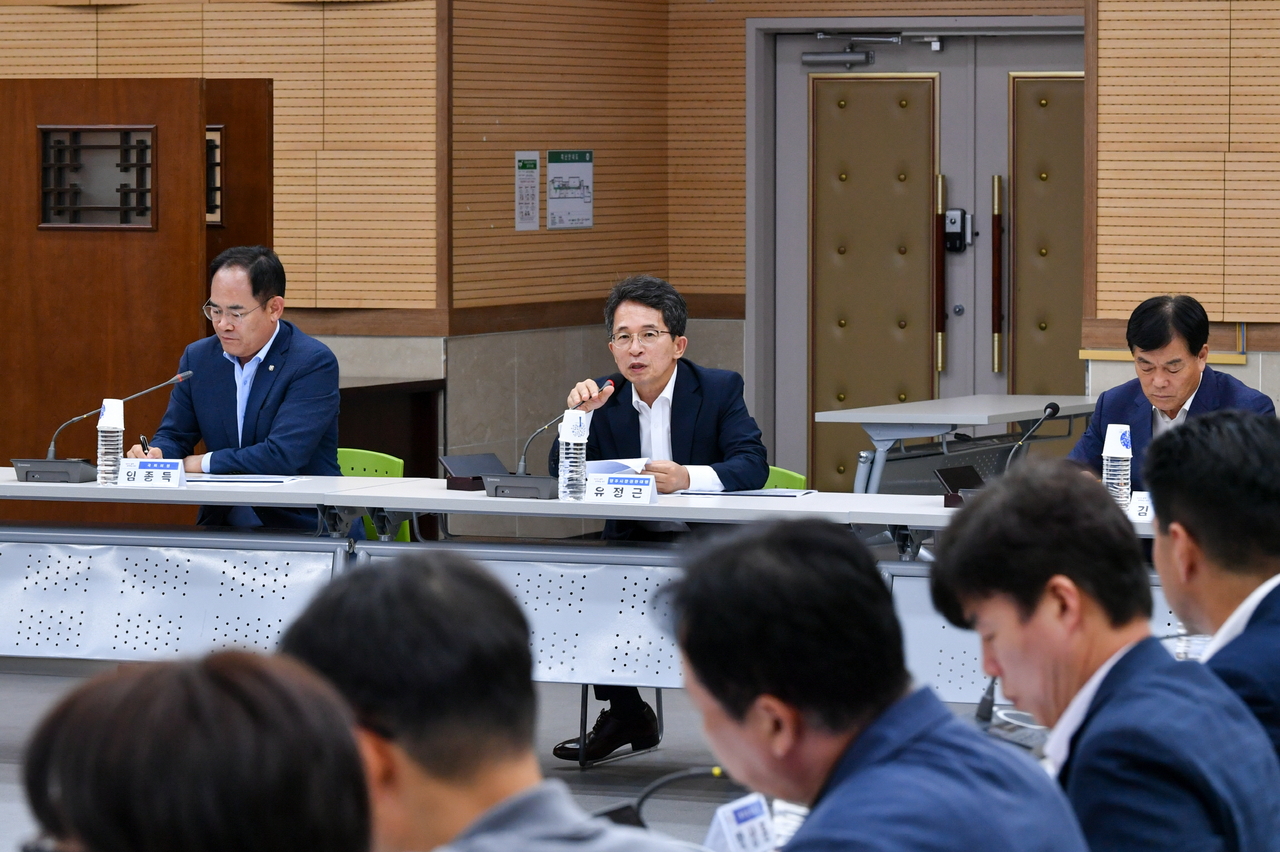 8일 영주시는  ‘영주 비상활주로 활용 방안 기본구상 연구용역’ 착수보고회를  개최한 가운데  유정근 영주시장 권한대행이 발언하고 있다.[영주시 제공]