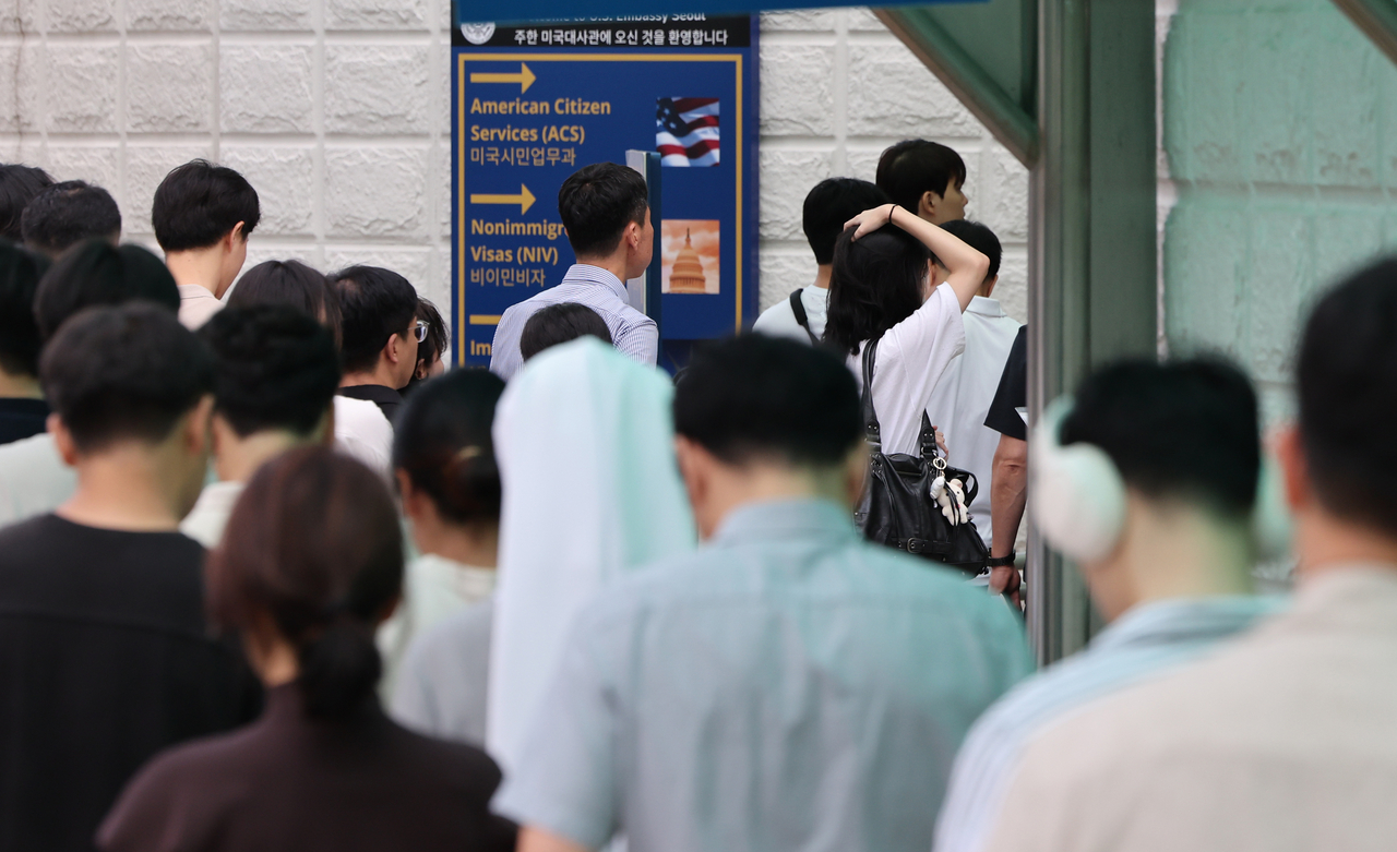 People seeking to apply for visas wait outside the US Embassy in central Seoul on Monday. (Yonhap)