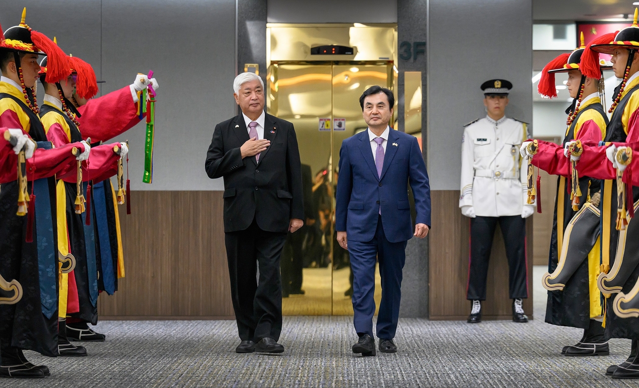 South Korean Defense Minister Ahn Gyu-back, right, and Japanese Defense Minister Gen Nakatani, who is visiting Korea to attend the 2025 Seoul Defense Dialogue (SDD), review an honor guard during ceremony at the Defense Ministry in Yongsan, Seoul on Monday. (Ministry of National Defense Republic of Korea)