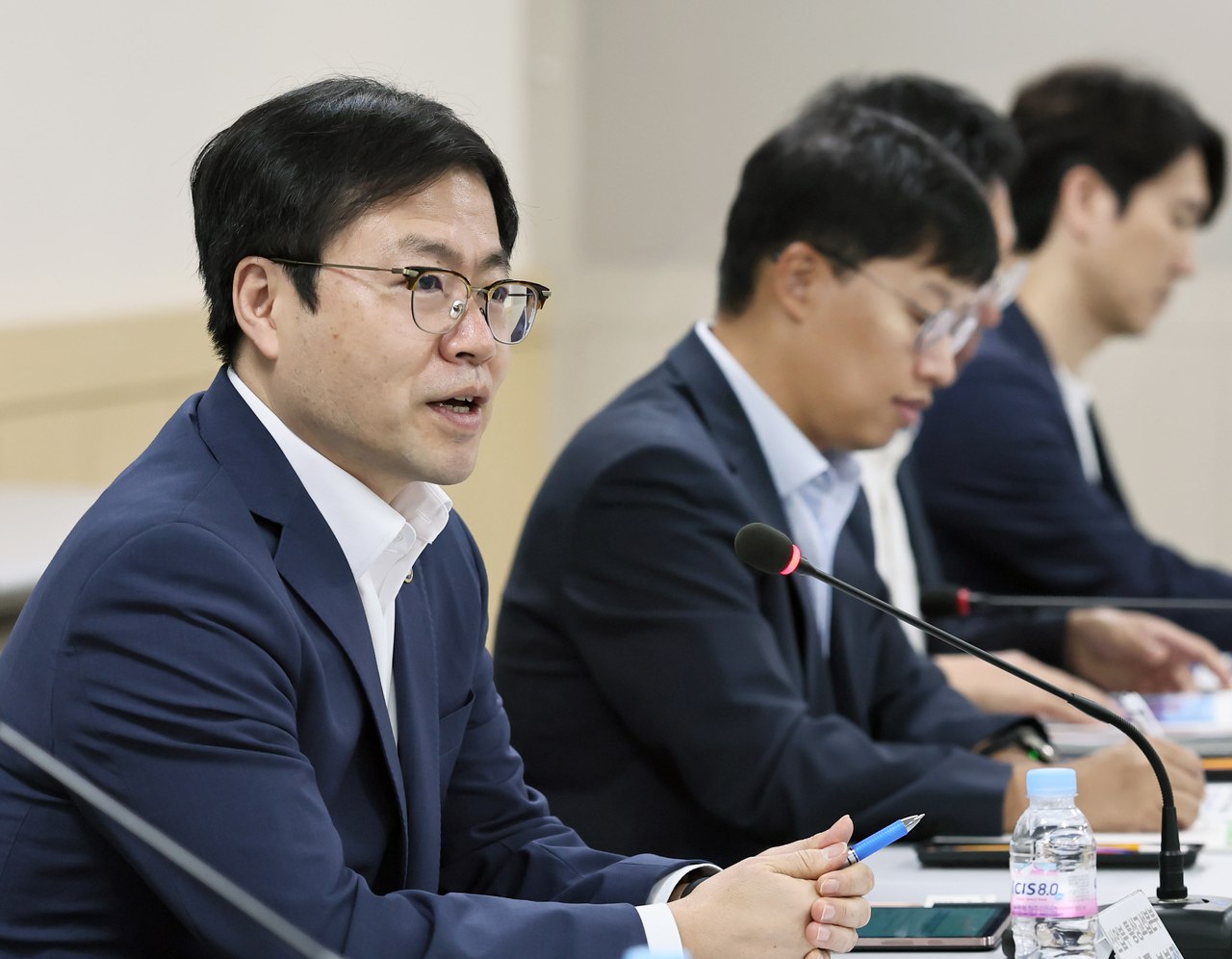 This photo provided by the Ministry of Trade, Industry and Energy shows Trade Minister Yeo Han-koo speaking at a meeting with export companies in Gumi, about 230 kilometers southeast of Seoul, on Friday. (Yonhap)