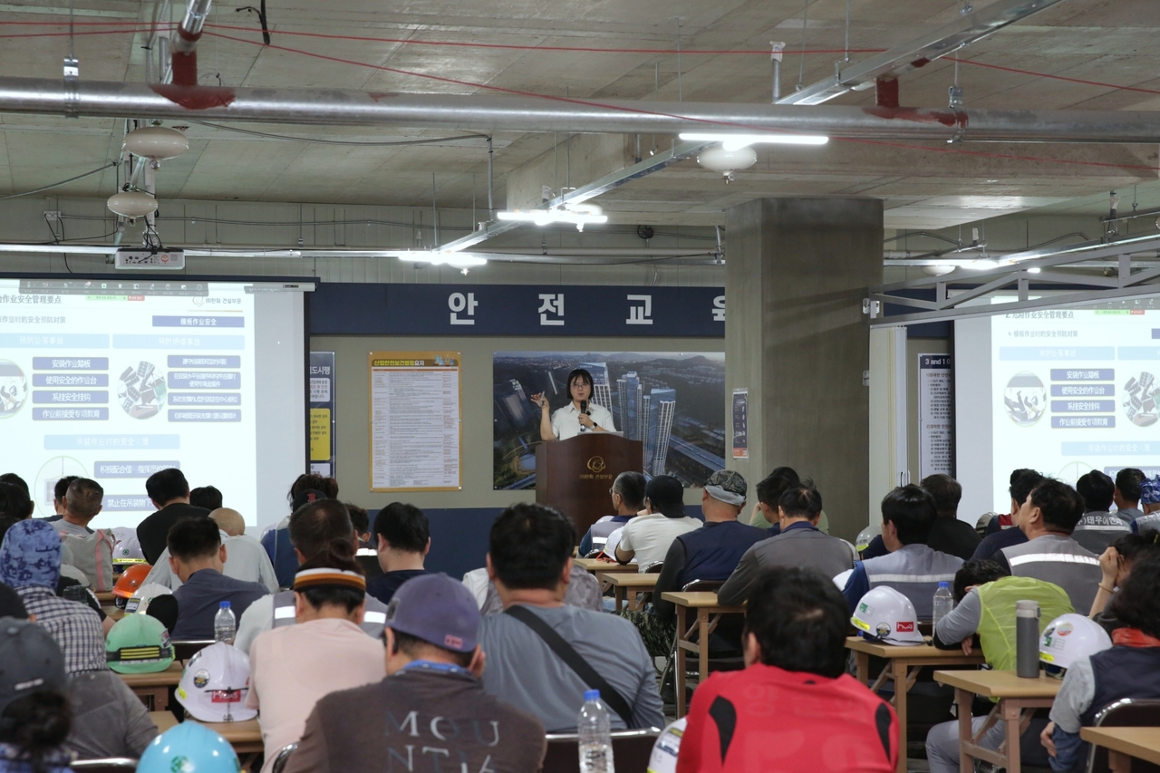외국인 안전문화 지도사가 외국인 근로자들을 대상으로 안전교육을 하고 있다. [한화 건설부문 제공]