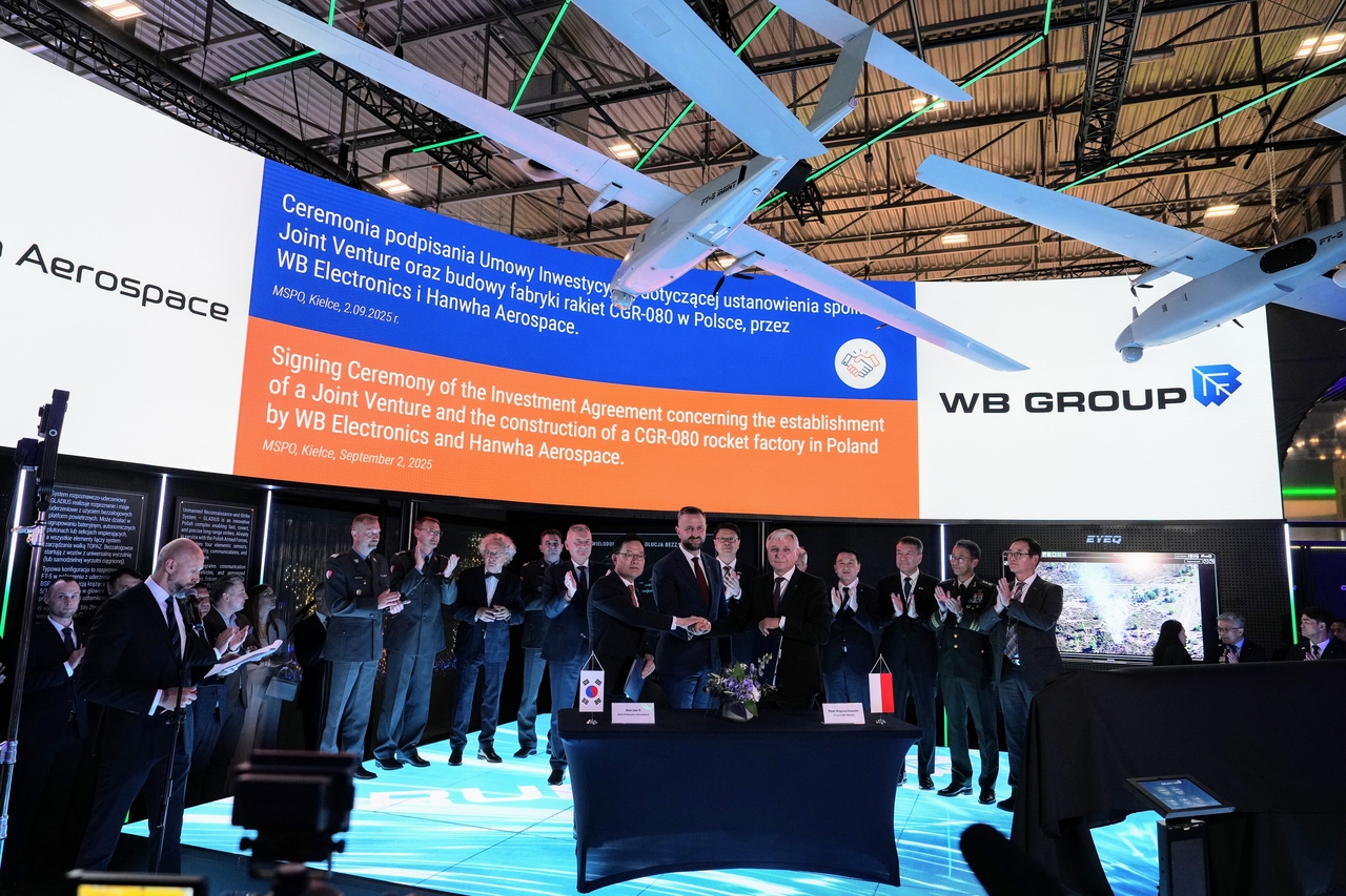Son Jae-il (front left), president and CEO of Hanwha Aerospace, shakes hands with Piotr Wojciechowski, CEO of WB Group, during a ceremony to sign a joint venture agreement in Kielce, Poland, on Sept. 2. (Korea Defense Industry Association)