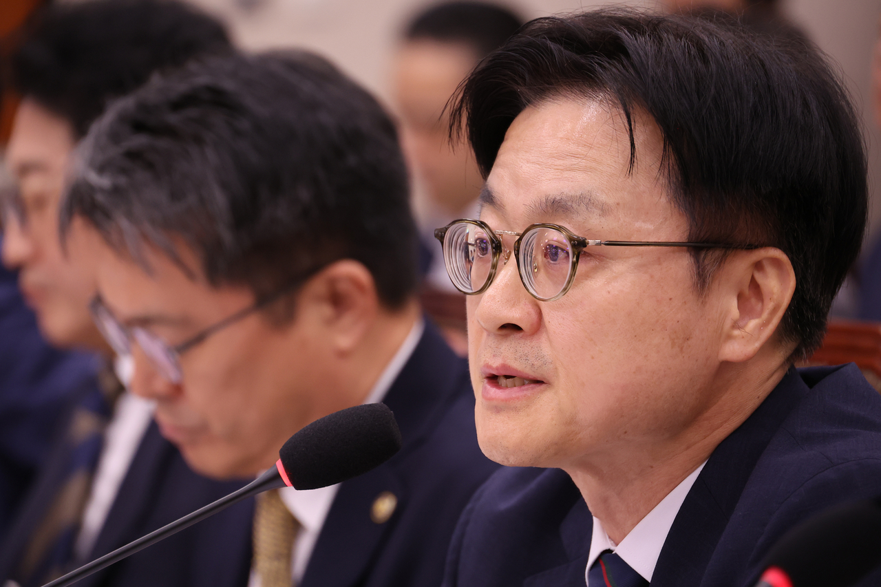 Industry Minister Kim Jung-kwan speaks during a meeting with lawmakers at the National Assembly building in Seoul on Monday. (Yonhap)