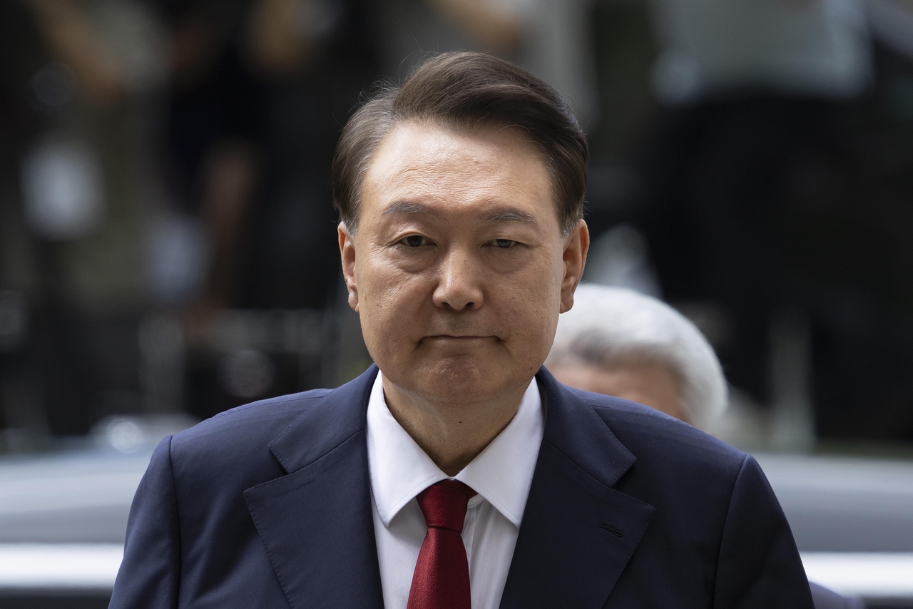 This photo shows former President Yoon Suk Yeol arriving at the Seoul Central District Court in southern Seoul for a hearing on whether to issue a warrant for his arrest on July 9. (Yonhap)