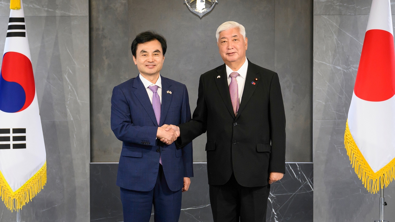 South Korean Defense Minister Ahn Gyu-back, left,  and Japanese Defense Minister Gen Nakatani, who is visiting Korea to attend the 2025 Seoul Defense Dialogue, shakes hands in Yongsan, Seoul on Monday. (Ministry of National Defense Republic of Korea)