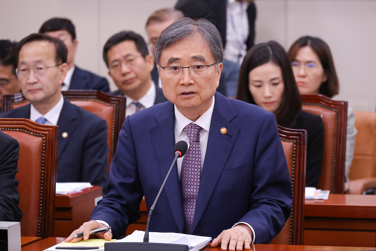 Foreign Minister Cho Hyun delivers remarks during a session of the Foreign Affairs and Unification Committee at the National Assembly building in western Seoul on Monday. (Yonhap)
