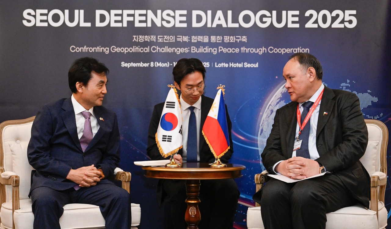 Defense Minister Ahn Gyu-back (left) speaks with Philippine Defense Secretary Gilberto Teodoro (right) on the sidelines of the Seoul Defense Dialogue on Mnday. (Defense Ministry)
