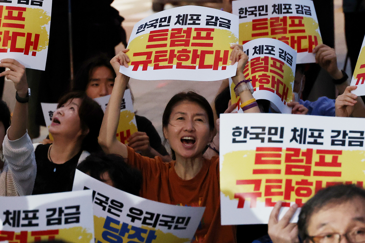 Civic activists rally in front of the US Embassy in Seoul on Monday, in protest against the detention of South Korean workers during an immigration raid at an electric vehicle battery plant construction site in Georgia. (Yonhap)