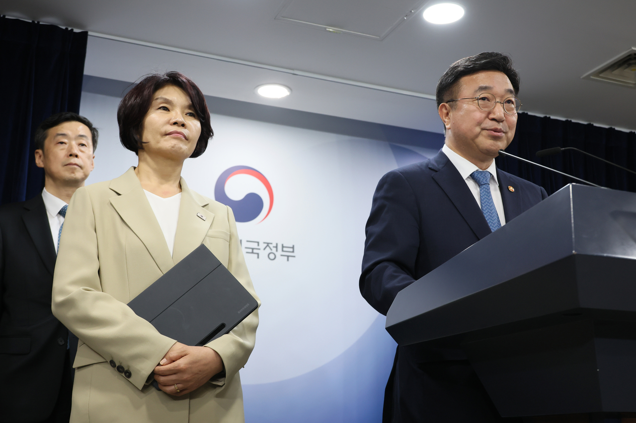 Interior Minister Yun Ho-jung (right) speaks to the press about the government reorganization plan at Government Complex Seoul on Sunday. (Yonhap)