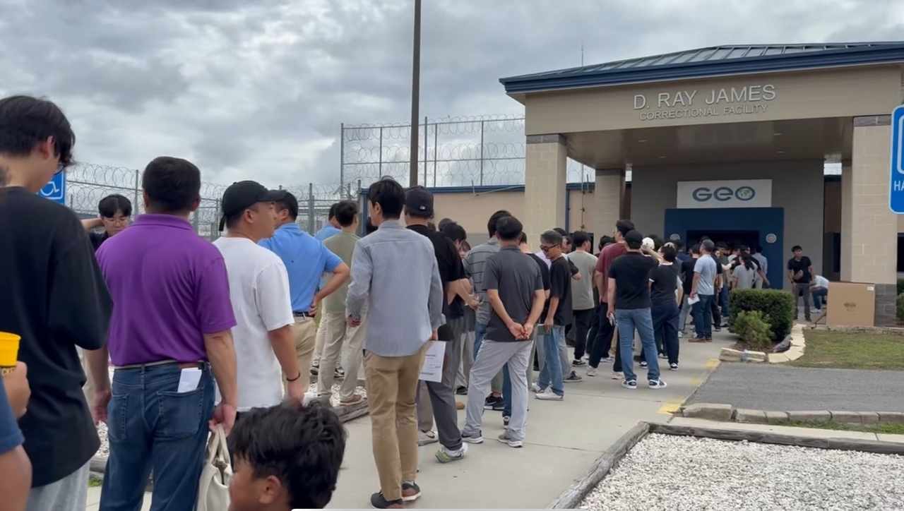 South Korean workers wait for consular meetings outside an Immigration and Customs Enforcement detention facility in Folkston, Georgia, on Sunday local time. (Yonhap)