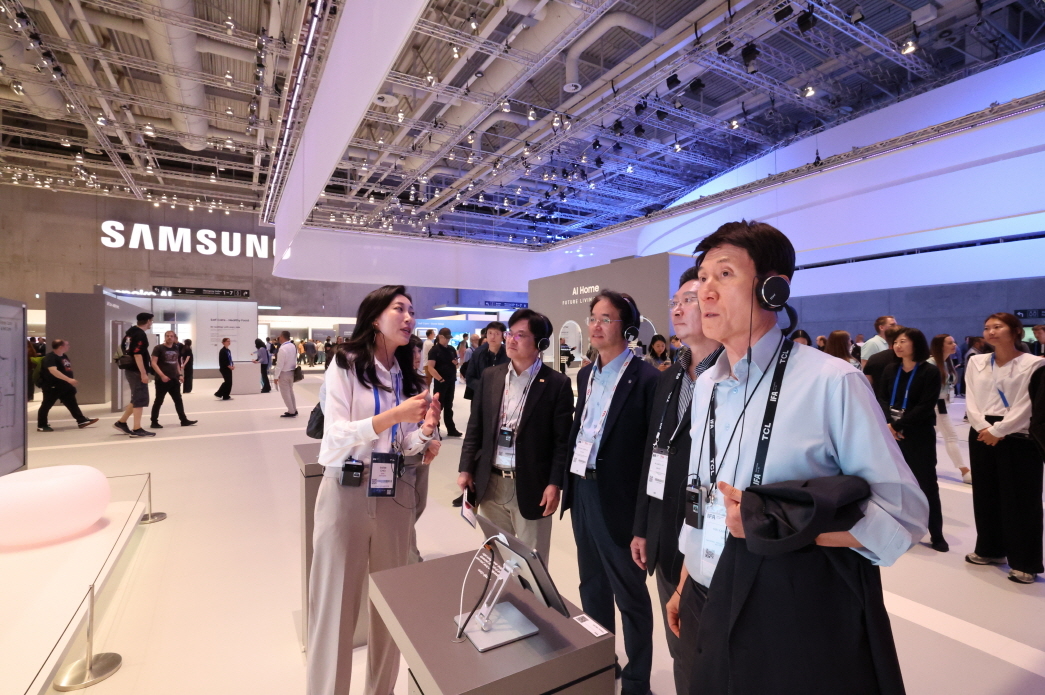 이강덕 시장이 독일 베를린에서 열린 세계 최대 규모의 가전·디지털 전시회 IFA(Internationale Funk Ausstellung Berlin)를 참관하고 있다. [포항시 제공]