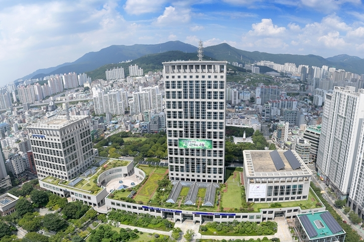 부산시는 부산경제진흥원과 오는 11월 독일 뮌헨에서 개최되는 ‘2025 뮌헨 가정용품·수공예품 소비재 전시회(HEIM+HANDWERK 2025)’에 참가할 지역 중소기업을 모집하고 있다. 사진은 부산시청 전경. [부산광역시 제공]