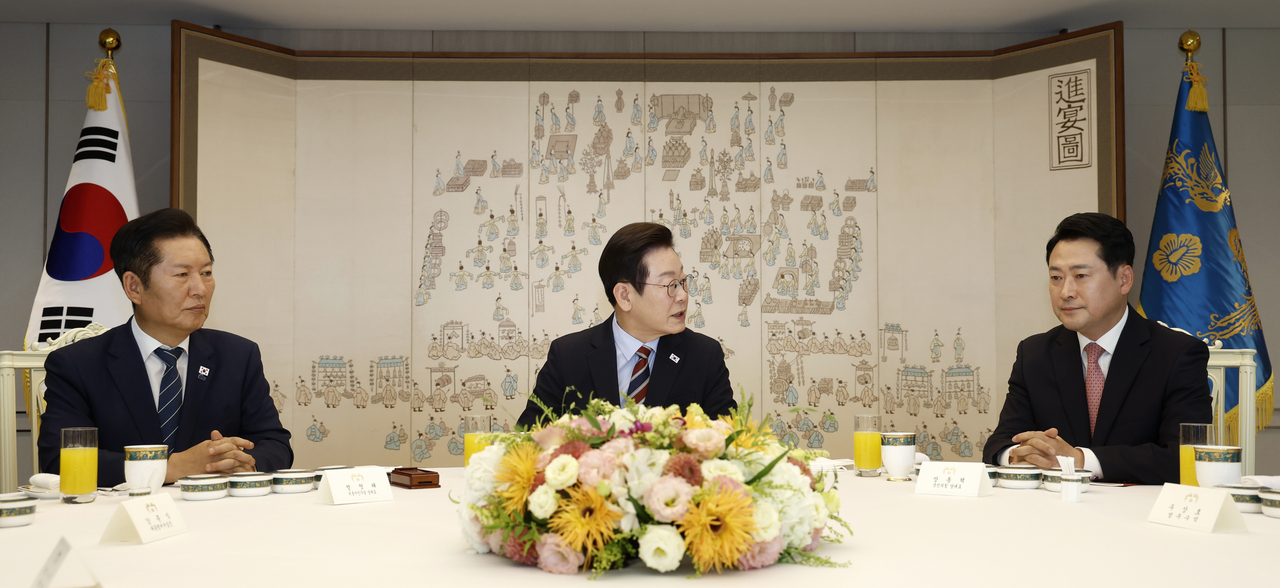 President Lee Jae Myung (center) meets with leaders of the two rival parties at the presidential office in Seoul on Monday. (Yonhap)