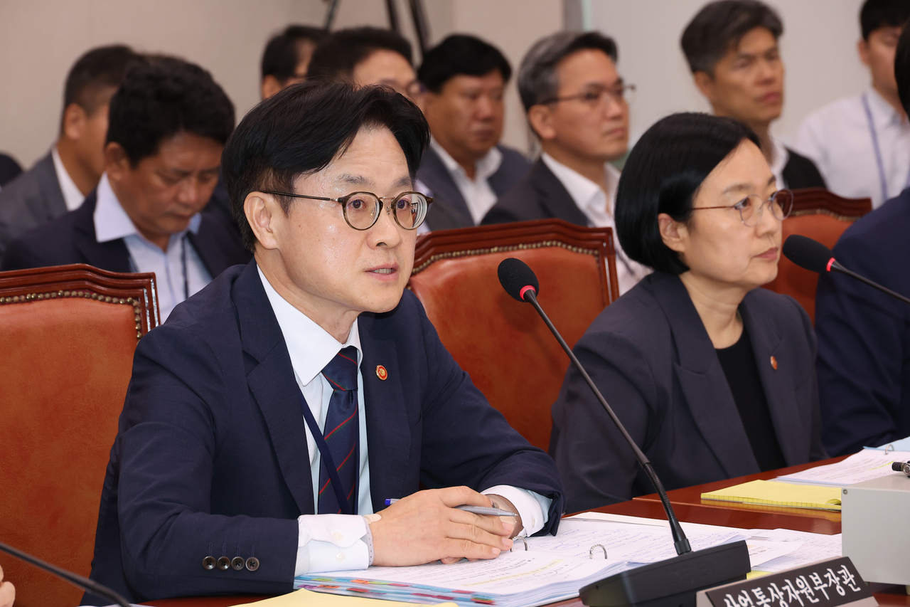 8일 서울 여의도 국회에서 열린 산업통상자원중소벤처기업위원회 전체회의에서 김정관 산업통상자원부 장관이 의원 질의에 답하고 있다. [연합]