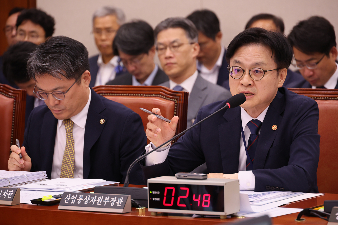 8일 서울 여의도 국회에서 열린 산업통상자원중소벤처기업위원회 전체회의에서 김정관 산업통상자원부 해외 토토사이트 순위이 의원 질의에 답하고 있다. [연합]