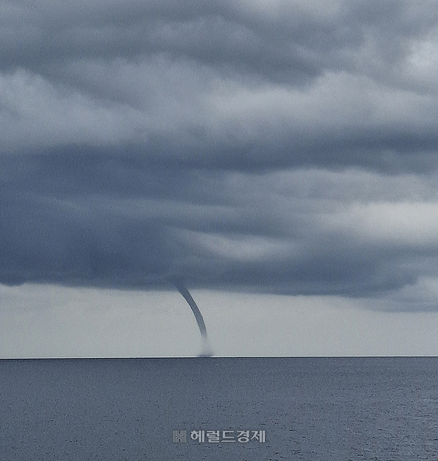 울릉도 앞바다에 나타난 용오름[독자제공]