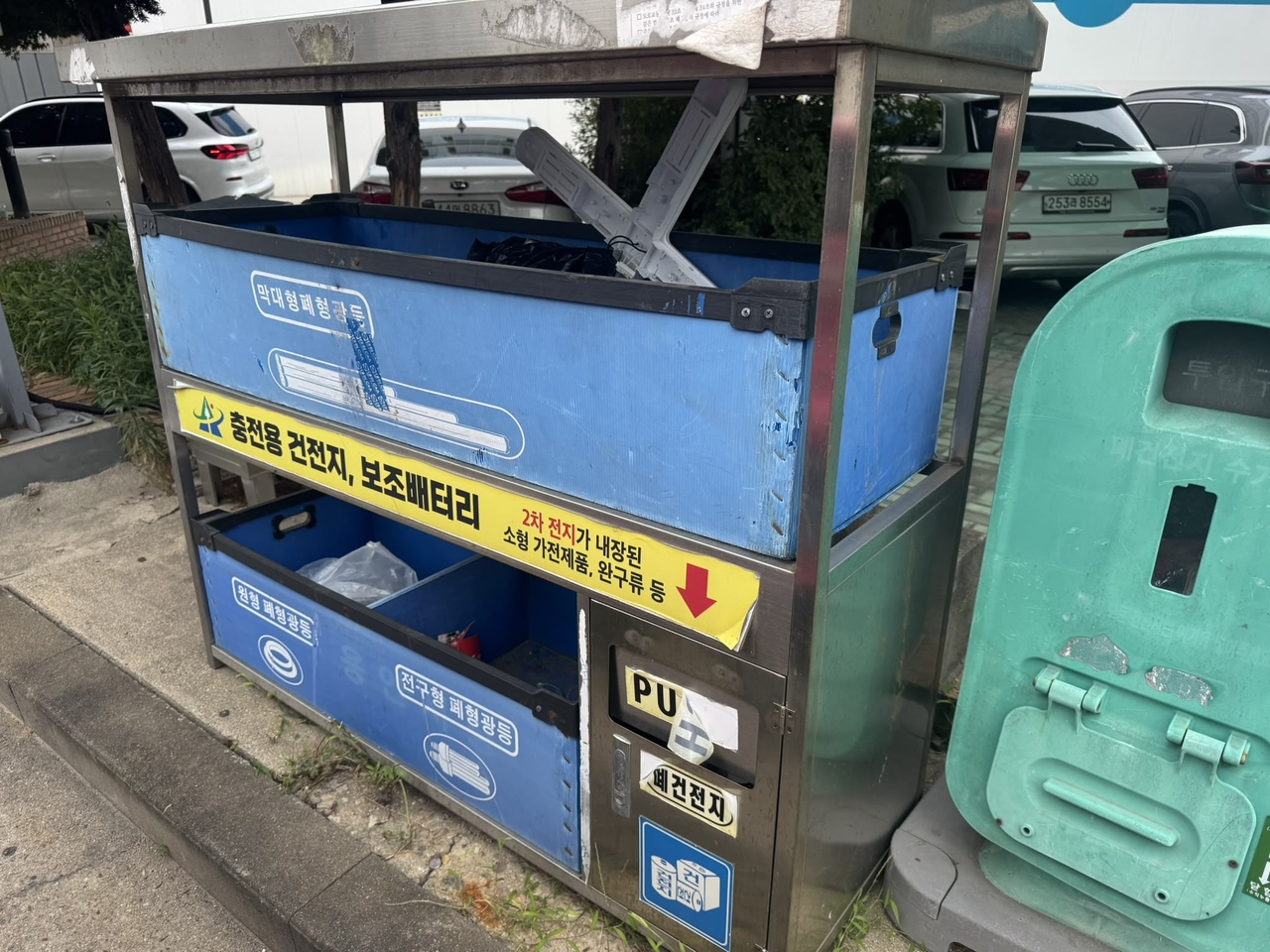 A designated battery disposal station at the Yongsan-gu Namyeong-dong Community Service Center clearly states it accepts both used batteries and small electronic devices with built-in rechargeable batteries. (Moon Joon-hyun/The Korea Herald)