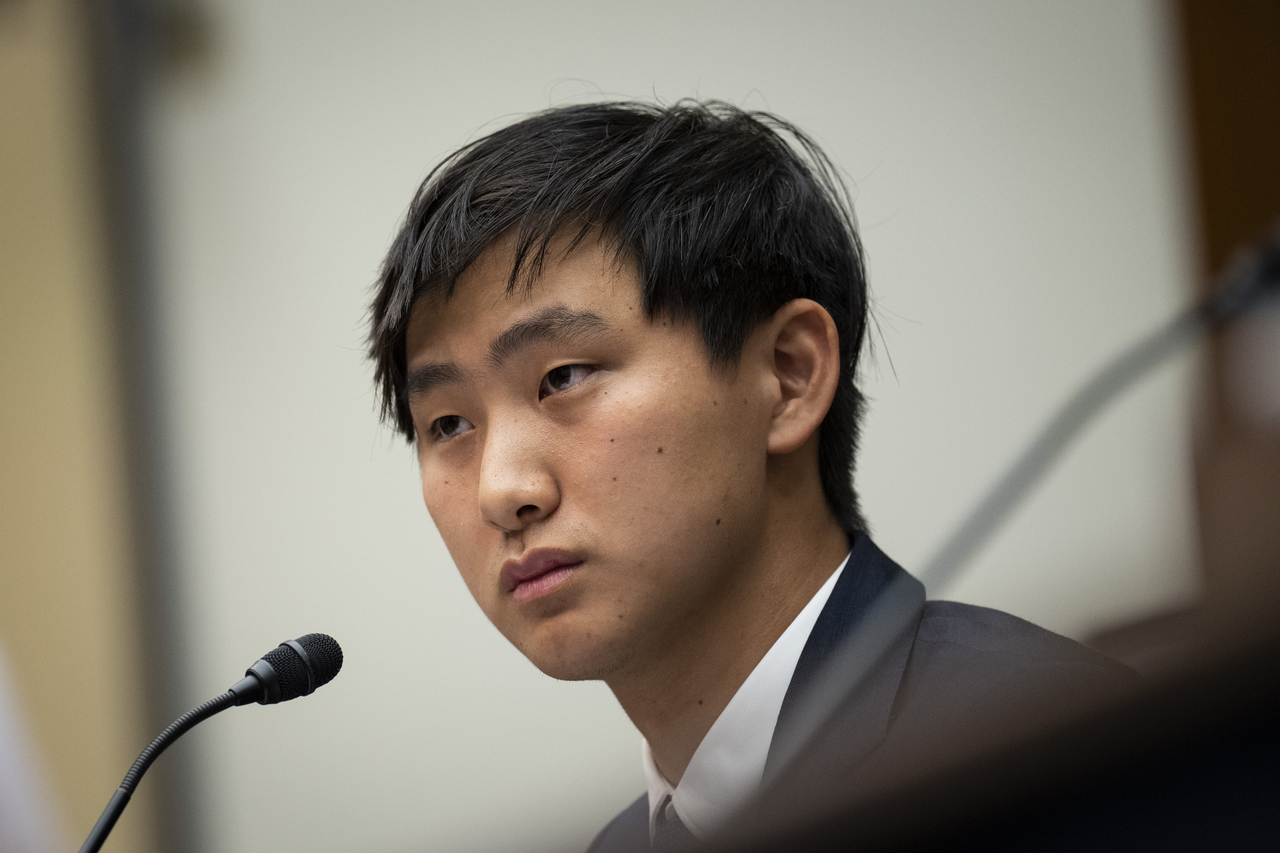 알렉산더 왕 스케일토토사이트 벤틀리 최고경영자(CEO)가 지난 7월 미 의회의사당에서 발언을 하고 있다. [게티이미지]