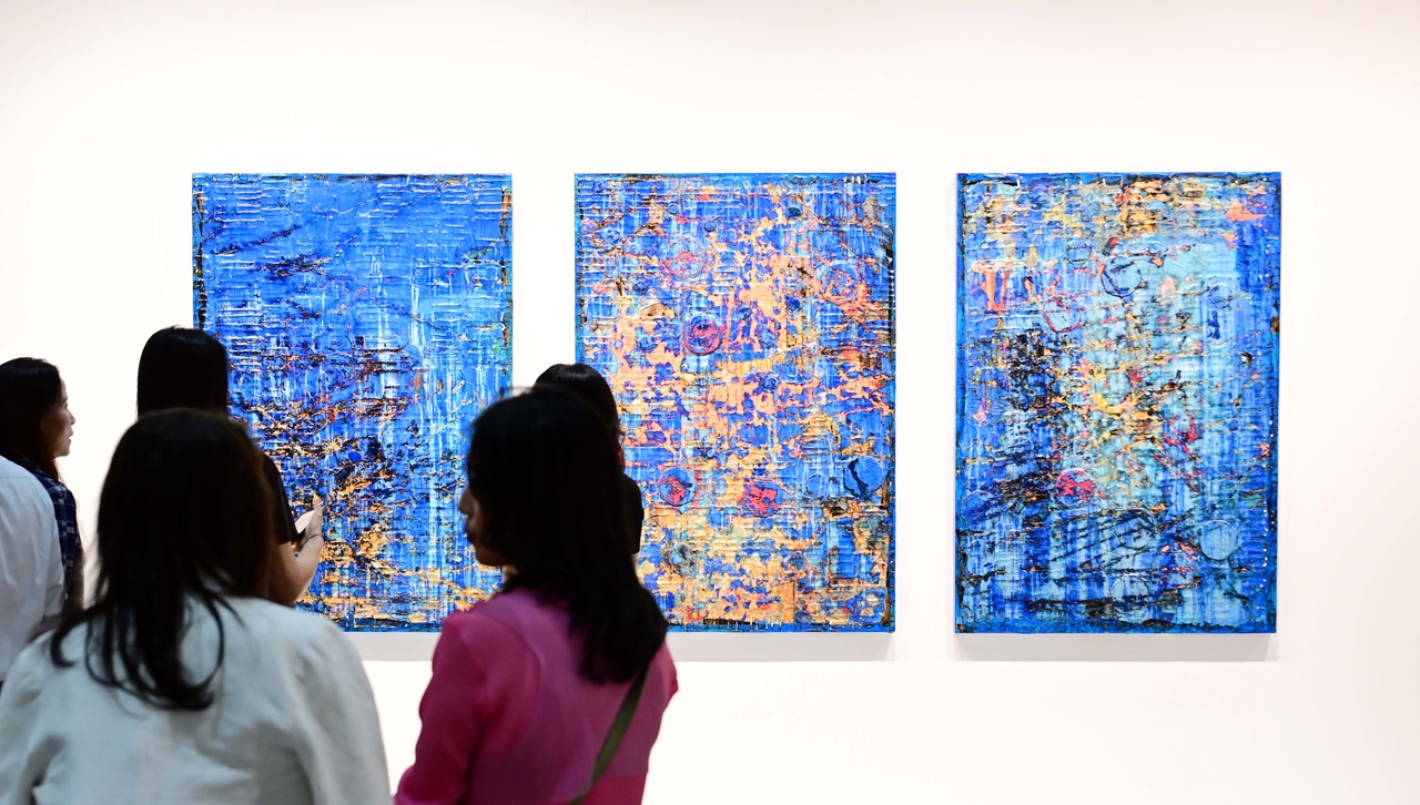 A triptych of paintings by American artist Mark Bradford, which sold for $4.5 million by Hauser & Wirth on the VIP preview day, are on display at Frieze Seoul on Wednesday. (Lee Sang-sub/The Korea Herald)