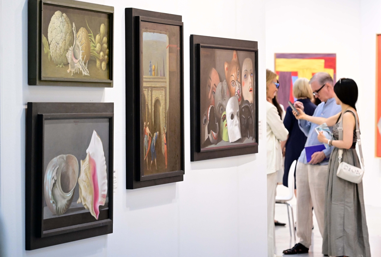 Visitors view art at Kiaf Seoul 2025 on the VIP opening day, Wednesday, at Coex in Gangnam-gu, Seoul, a day ahead of its opening to the public. (Lee Sang-sub/The Korea Herald)