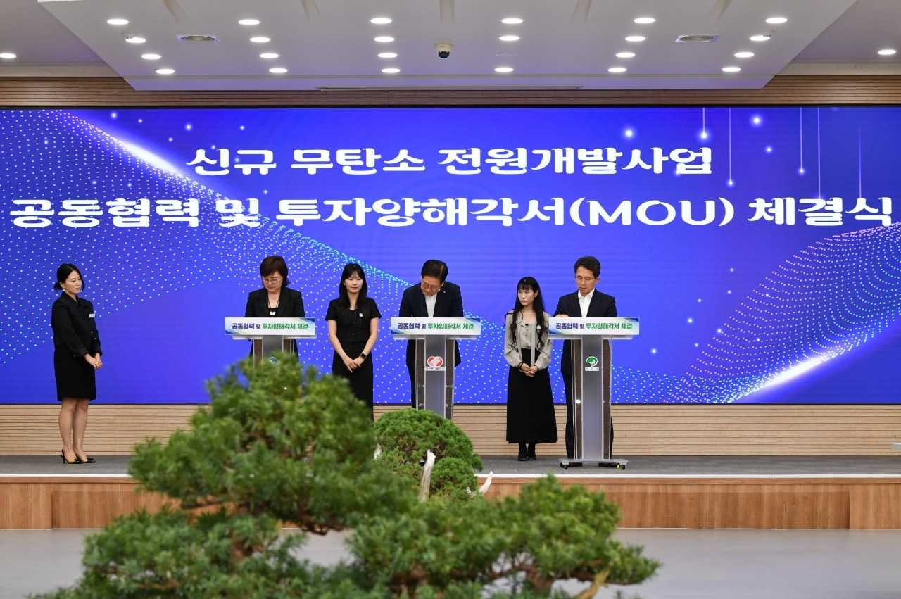 영주시가  8일 경북도와 한국동서발전(주)와 함께 투자 양해각서(MOU)를 맺고, 청정수소 산업을 새로운 성장 동력으로 삼아 지역경제 재도약의 발판을 마련했다.사진왼쪽부터  양금희 경북도 경제부지사.권명호 한국동서발전 사장.유정근 영주시장 권한대행[영주시 제공]