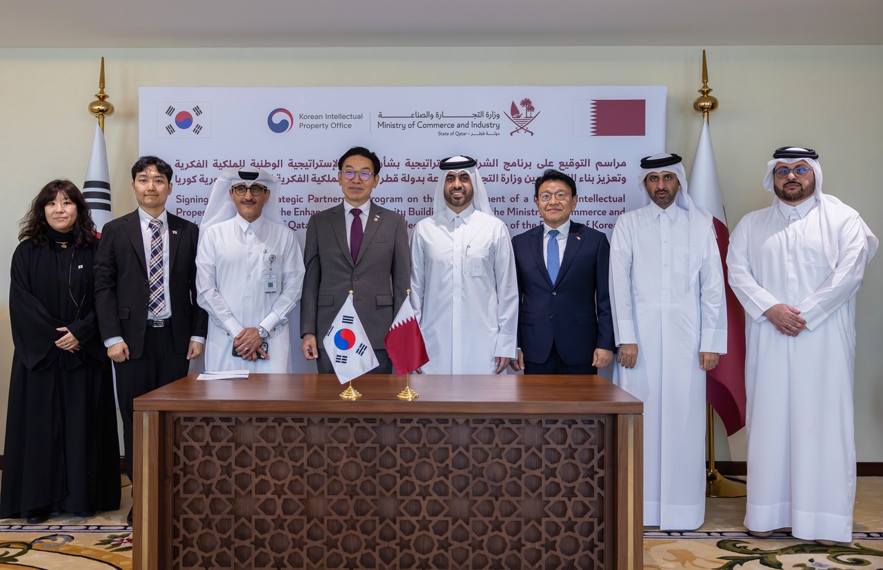 Korean Intellectual Property Office Commissioner Kim Wan-ki (center left) and Mohammed bin Hassan Al Malki (center right), undersecretary of Qatar's Ministry of Commerce and Industry, and other officials from both countries pose for a photo after a meeting in Lusail on July 6. (Korean Intellectual Property Office)