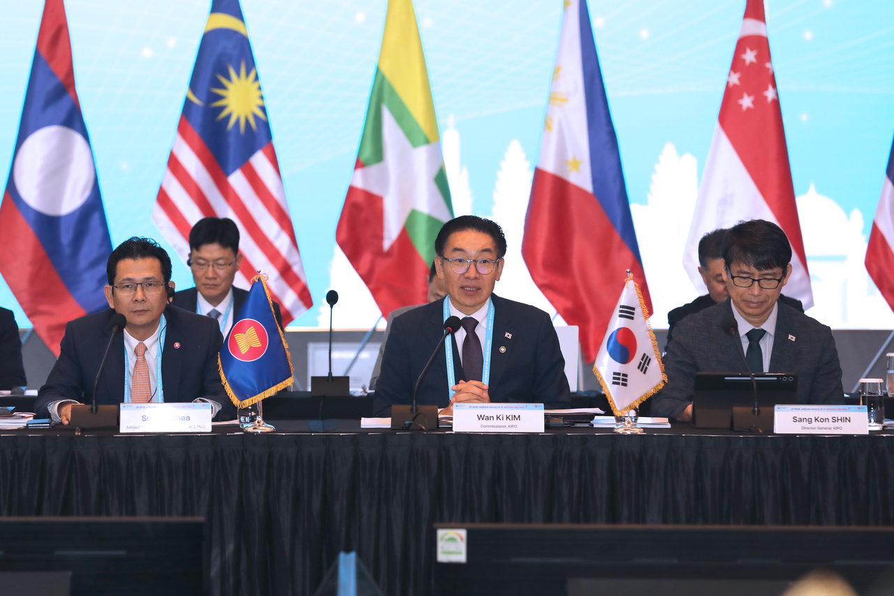 Korean Intellectual Property Office Commissioner Kim Wan-ki (center) presides over the 8th Korea-ASEAN heads of IP offices meeting in Seoul on Sept. 1. (Korean Intellectual Property Office)