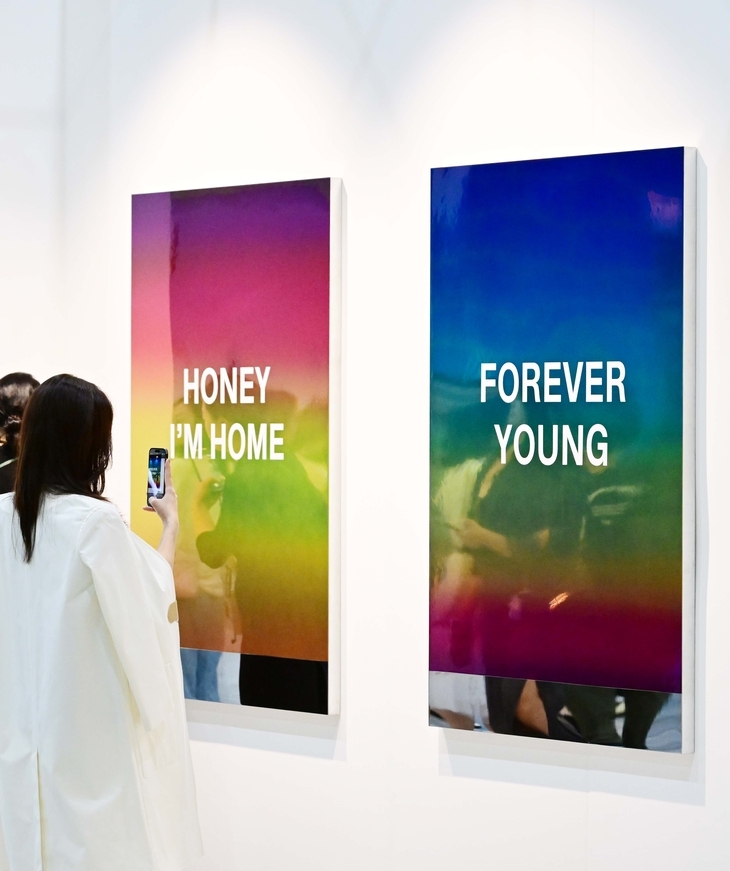 A visitor at Frieze Seoul 2025 takes a photo at the VIP preview day on Wednesday, at Coex in southern Seoul. (Lee Sang-sub/The Korea Herald)
