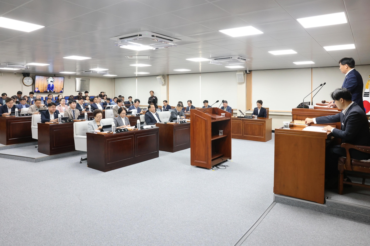 영주시 의회가  8일간 열린 제295회 임시회를 마무리하고, 총 11건의 안건을 심의·의결했다. 사진은 김병기 의장이 임시회 페회를 선언하고 있다.[영주시 의회 제공]