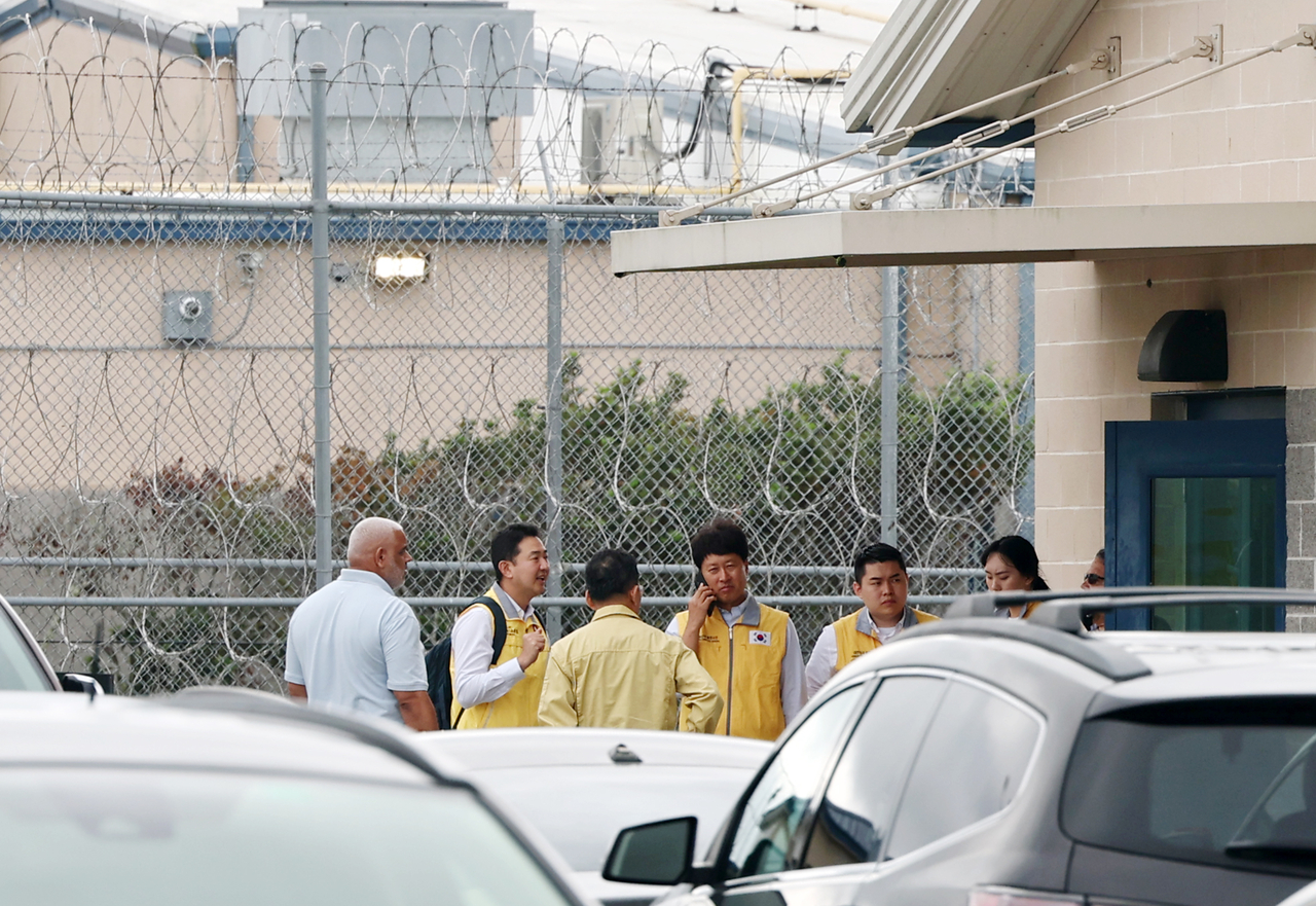South Korean diplomats stand in front of the Folkston Immigration and Customs Enforcement Processing Center in Folkston, Georgia, on Monday, following their meetings with Korean workers detained during a recent immigration crackdown. (Yonhap)